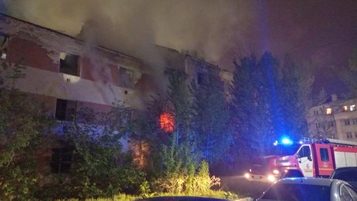В Саратове полыхает разрушенный дом
