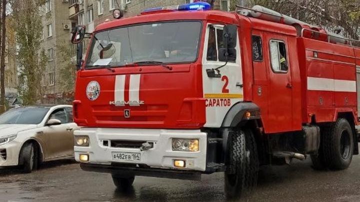 15 жильцов эвакуировали из-за пожара в подвале саратовской пятиэтажки