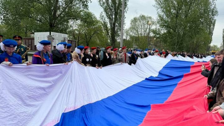 В Энгельсе развернули 120-метровый российский триколор