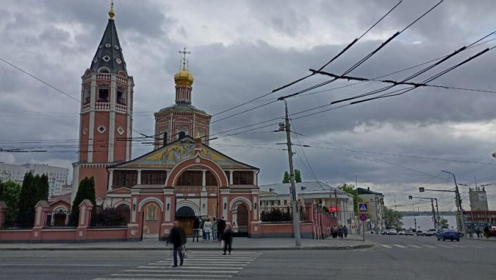 Троллейбус горел на Музейной площади в Саратове