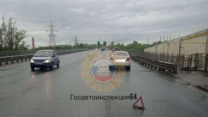 На Алтынском мосту в Саратове подросток на самокате попал под иномарку