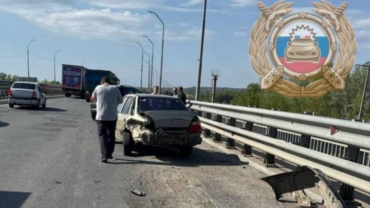 Грузовик врезался в легковушку на новом мосту в Энгельсском районе