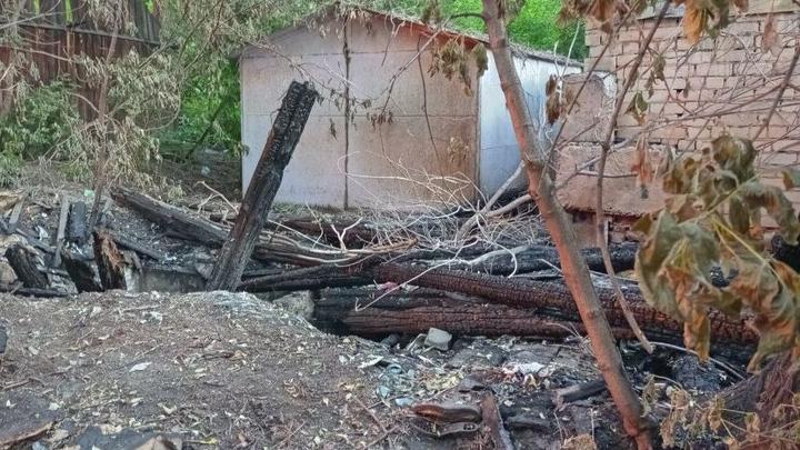 В саратовском селе погибли 30 кур в горящем сарае