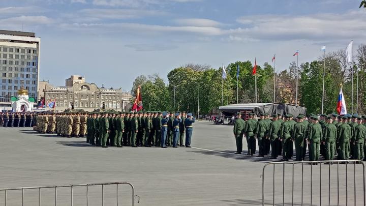 На Театральной площади Саратова репетируют парад Победы