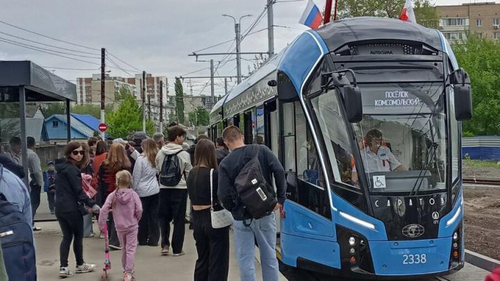 В новых трамваях и троллейбусах Саратова можно увидеть видеошествие «Бессмертного полка»