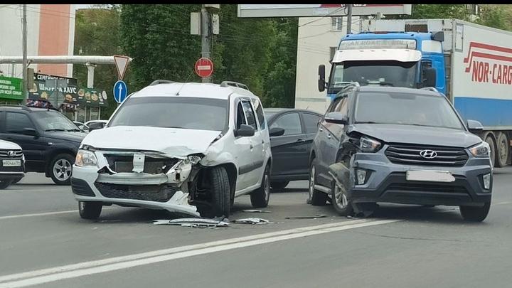 Выезд из Саратова затруднен из-за ДТП на проспекте Строителей