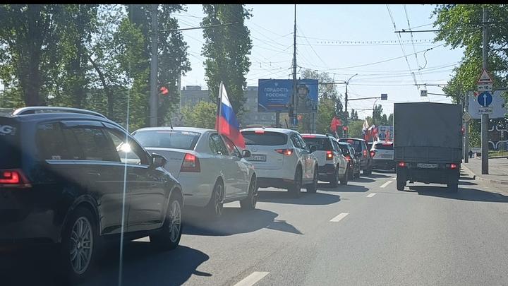 Масштабный автопробег в честь 9 мая проходит в Саратове