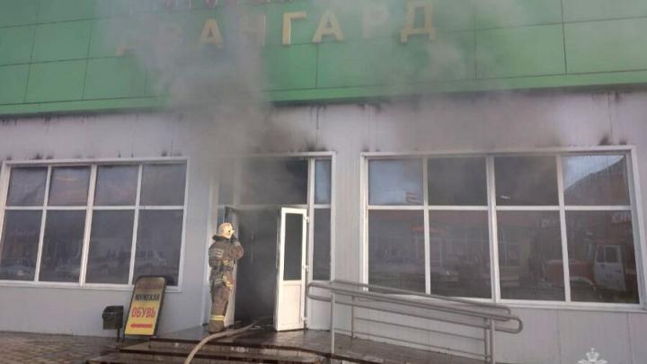 В Пугачеве горел торговый павильон с одеждой