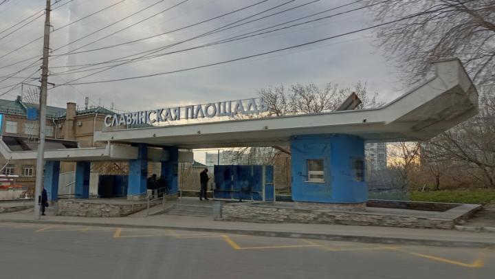 На Славянской площади в Саратове оградят остановку и почистят стелу