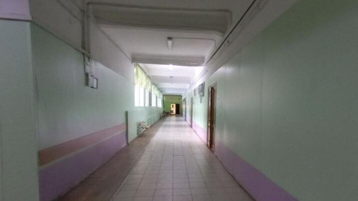 У школы в Ленинском районе Саратова сделают ограждение и освещение