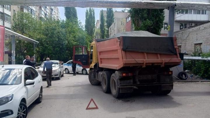 В Саратове женщина попала под колеса 