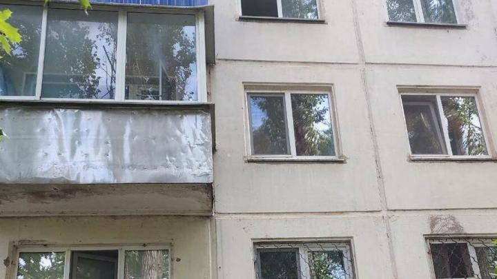В Балаково из окна многоэтажки выпал ребенок