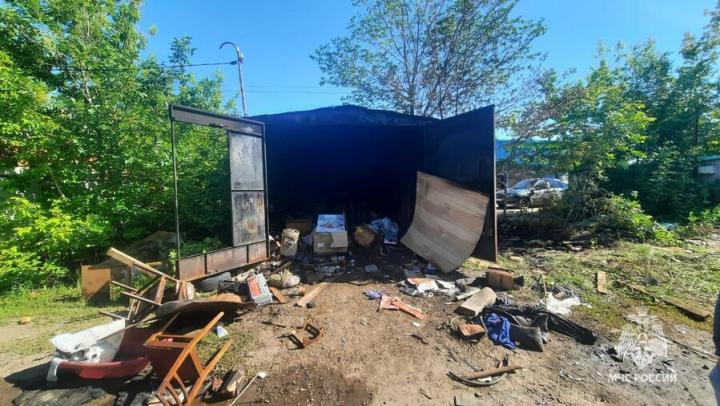 В Саратове горел гараж с автоприцепом