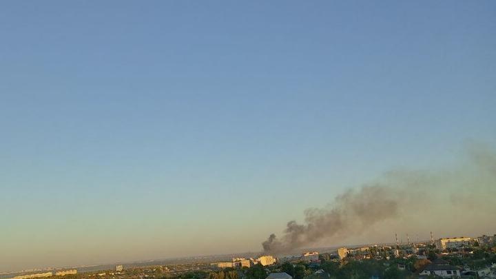 Дым над Саратовом: в Солнечном полыхает сухая трава