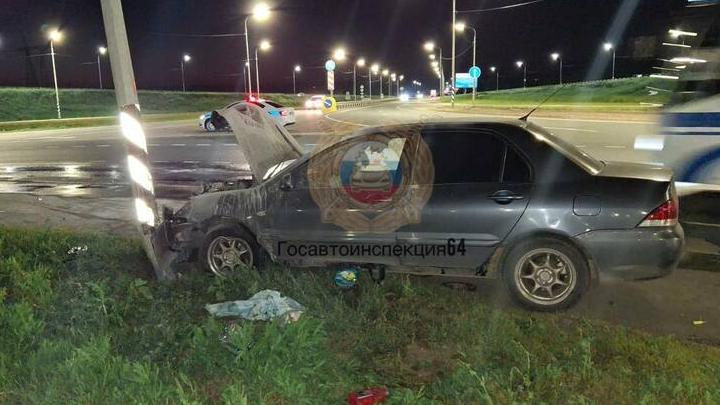 Иномарка въехала в столб в Гагаринском районе Саратова