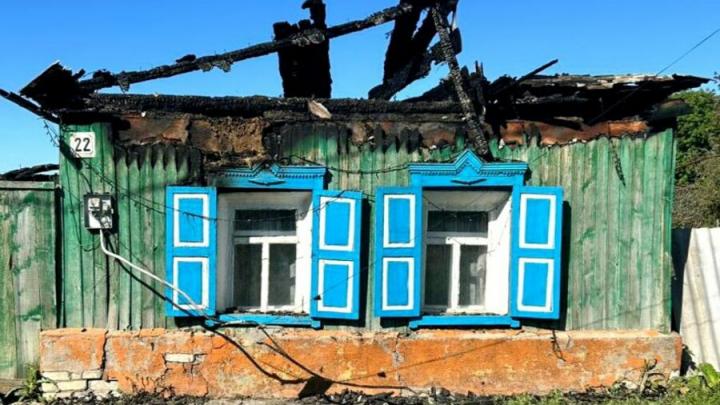 В саратовском поселке тушили дом и сарай