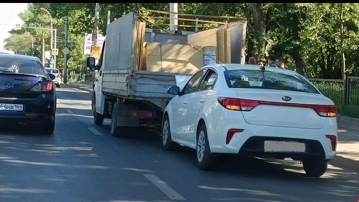Kia влетел в грузовую «ГАЗель» на проспекте 50 лет октября в Саратове