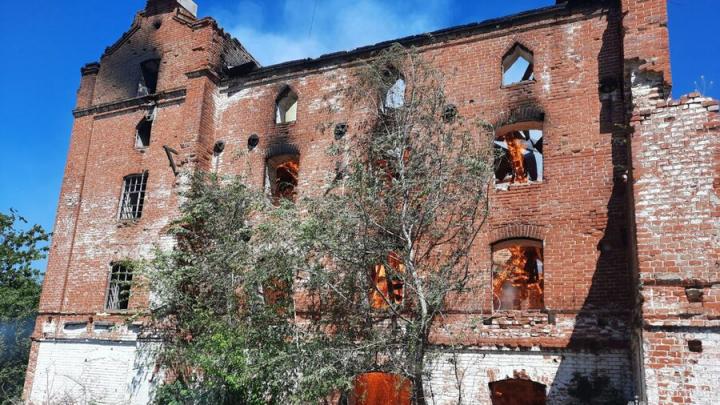 Пожарные спасали пустующее здание в Аткарске