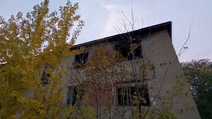 Ночной кошмар в Саратове: житель провалился в глубокую яму на улице Красновой