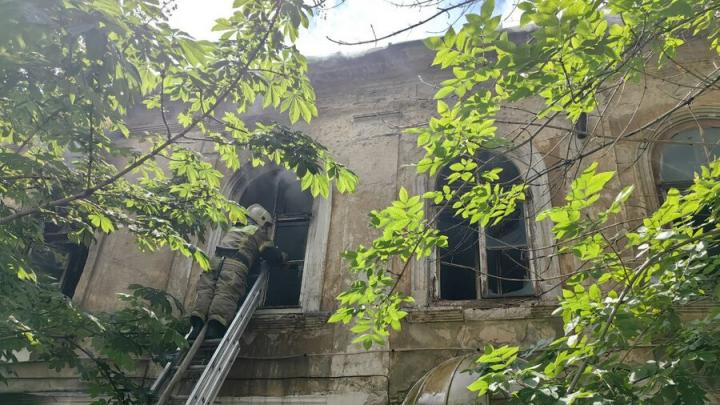 В квартале от саратовского планетария горит расселенная двухэтажка