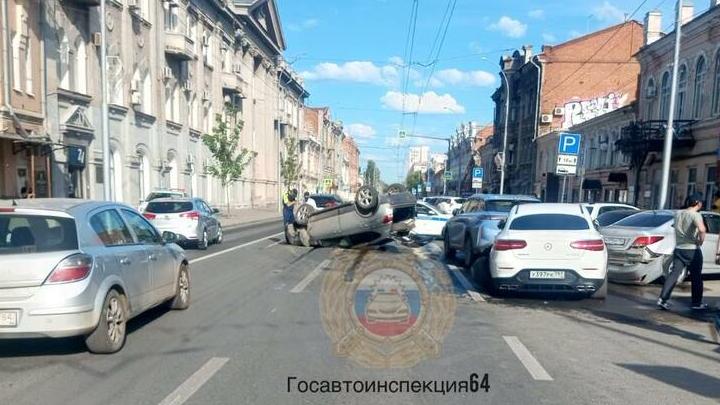 Nissan перевернулся на Московской в массовом ДТП
