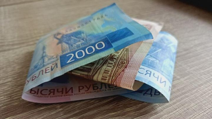 Названа средняя зарплата в крупных и средних саратовских организациях