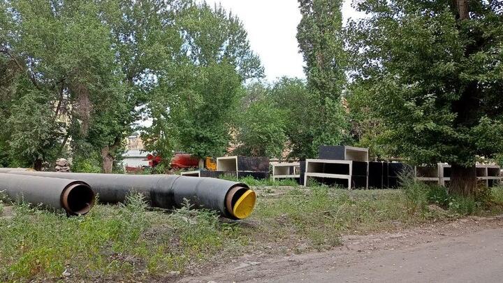 В Энгельсе начали ремонт аварийного коллектора на улице Менделеева