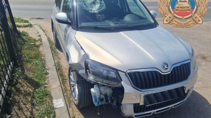 Женщина за рулём Skoda сбила дорожный знак в Саратове