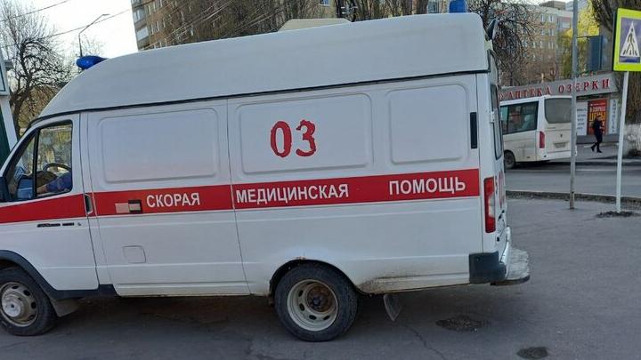 В Заводском районе Саратова пожилой мужчина упал с высоты