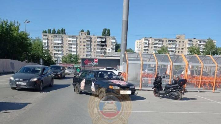 Пассажирка скутера пострадала в ДТП на парковке у 