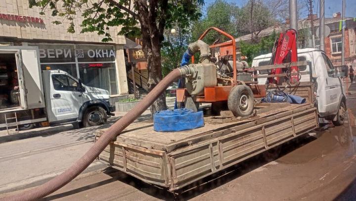 Потоп на Чернышевского: в Саратове заливает центральную улицу