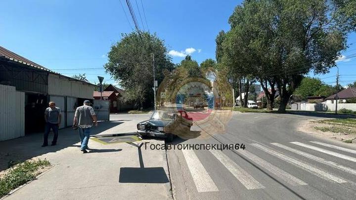 В Саратове водитель на «Жигулях» сбил дорожный знак: пассажирка в больнице