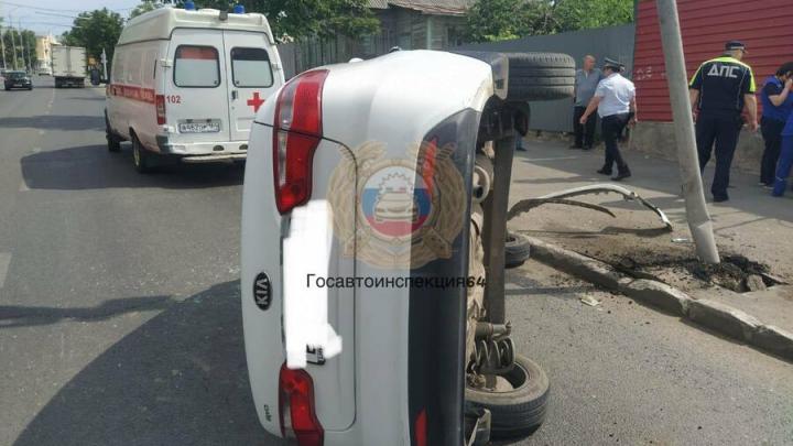 В Саратове иномарка врезалась в столб и перевернулась: двое в больнице