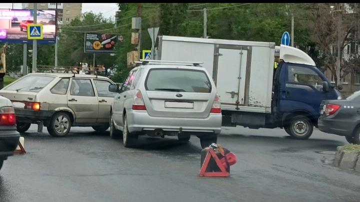 Subaru и «Лада» не поделили перекресток в Ленинском районе Саратова