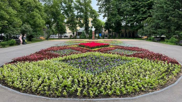 В саду «Липки» появилась цветочная клумба в честь дня рождения Пушкина