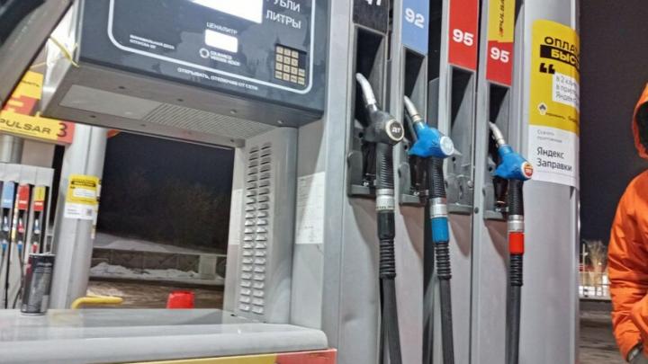 Бензин дорожает: сколько литров АИ-92 теперь могут купить саратовцы на зарплату?