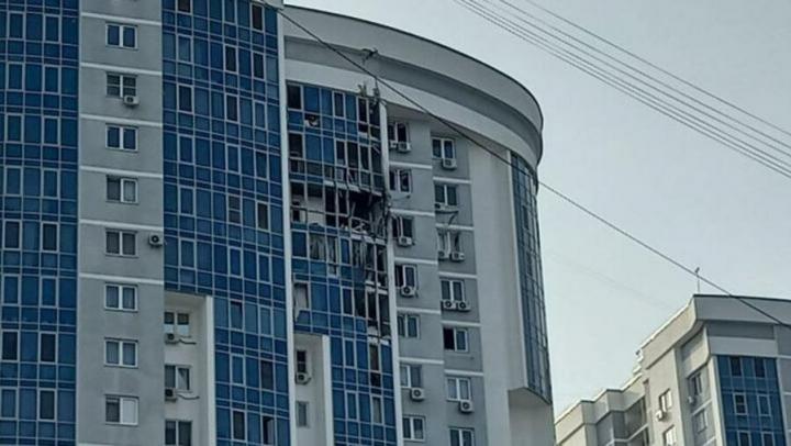 Атака БПЛА: в Энгельсе восстанавливают фасад дома на улице Тельмана