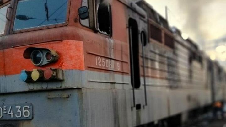 Ночной пожар на железной дороге: локомотив загорелся под Саратовом