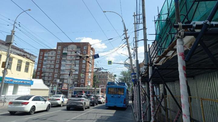 В Саратове на улице Московской падает столб