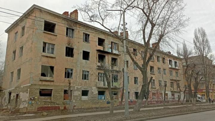 В Саратове огонь вспыхнул в пустующей четырёхэтажке