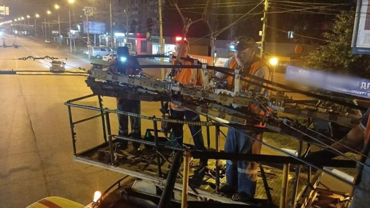 В Энгельсе заменили четвертьвековой участок контактной сети