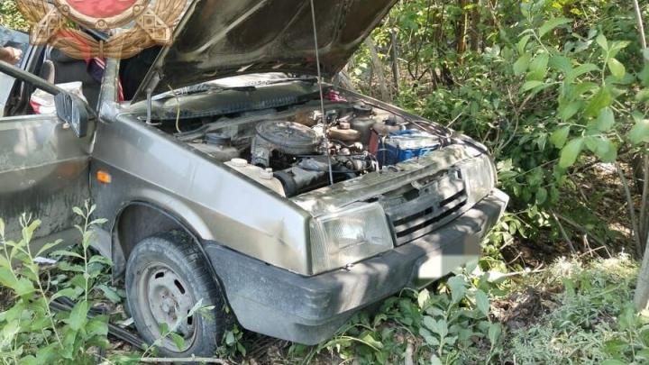 В Балашовском районе автомобиль съехал с дороги и перевернулся