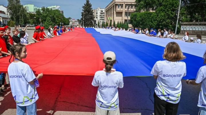В Энгельсе развернули гигантский флаг Росси