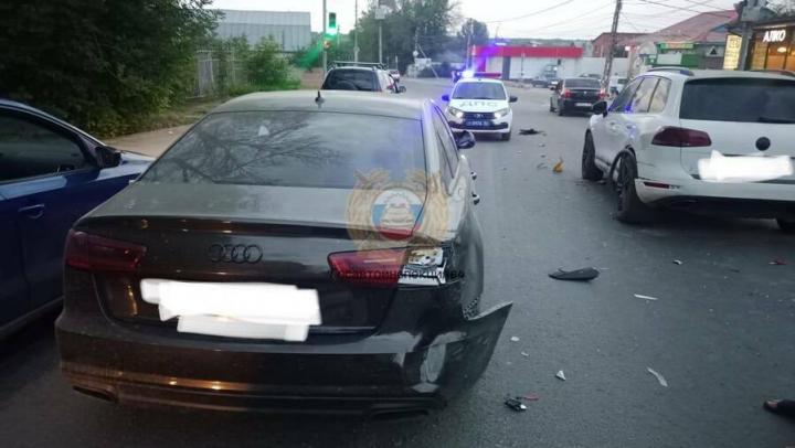 Молодые водители устроили аварию с мотоциклом в Саратове: двое госпитализированы