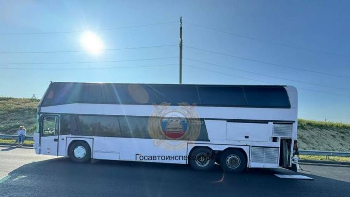 В Саратовской области в ДТП с автобусом погиб водитель, пострадали дети