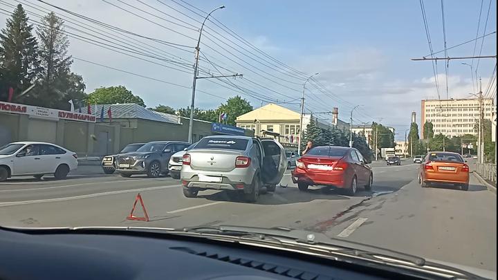Две иномарки не поделили перекресток в Заводском районе Саратова