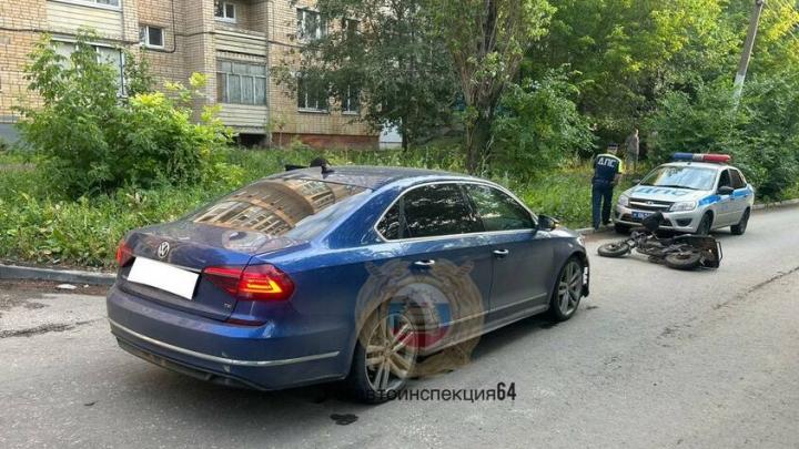 В Саратове Volkswagen столкнулся с электросамокатом: пострадавший парень в больнице