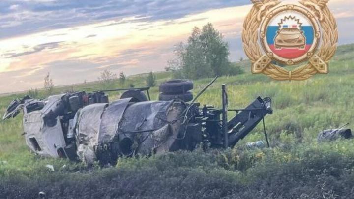 Битумовоз съехал в кювет под Аткарском: два человека пострадали