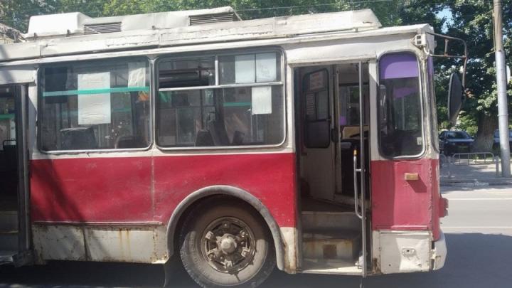 В Саратове ранним утром загорелся троллейбус в депо