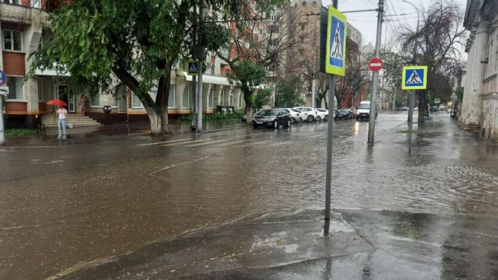 Саратов во власти стремительных потоков после дождя